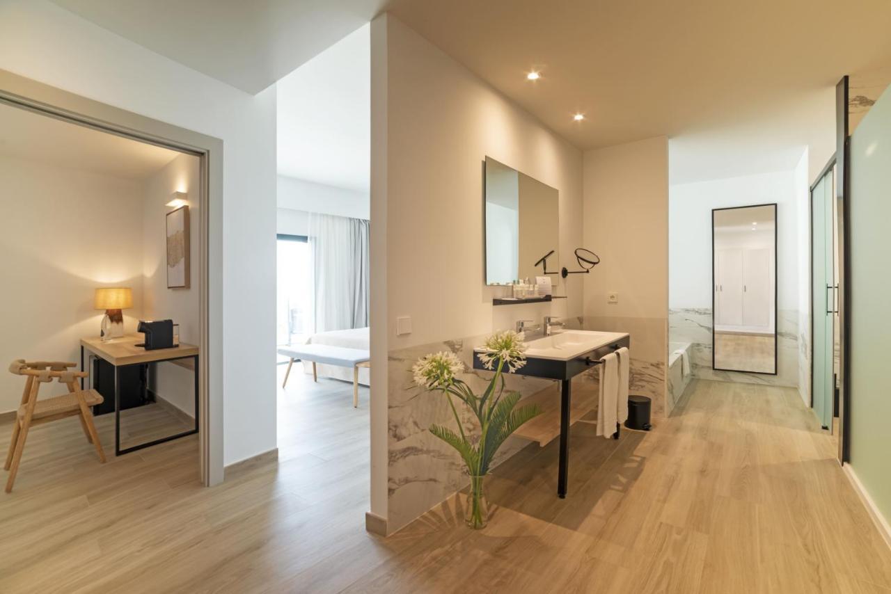 Cabogata Beach Hotel เรตามาร์ ภายนอก รูปภาพ A bathroom at the Hotel