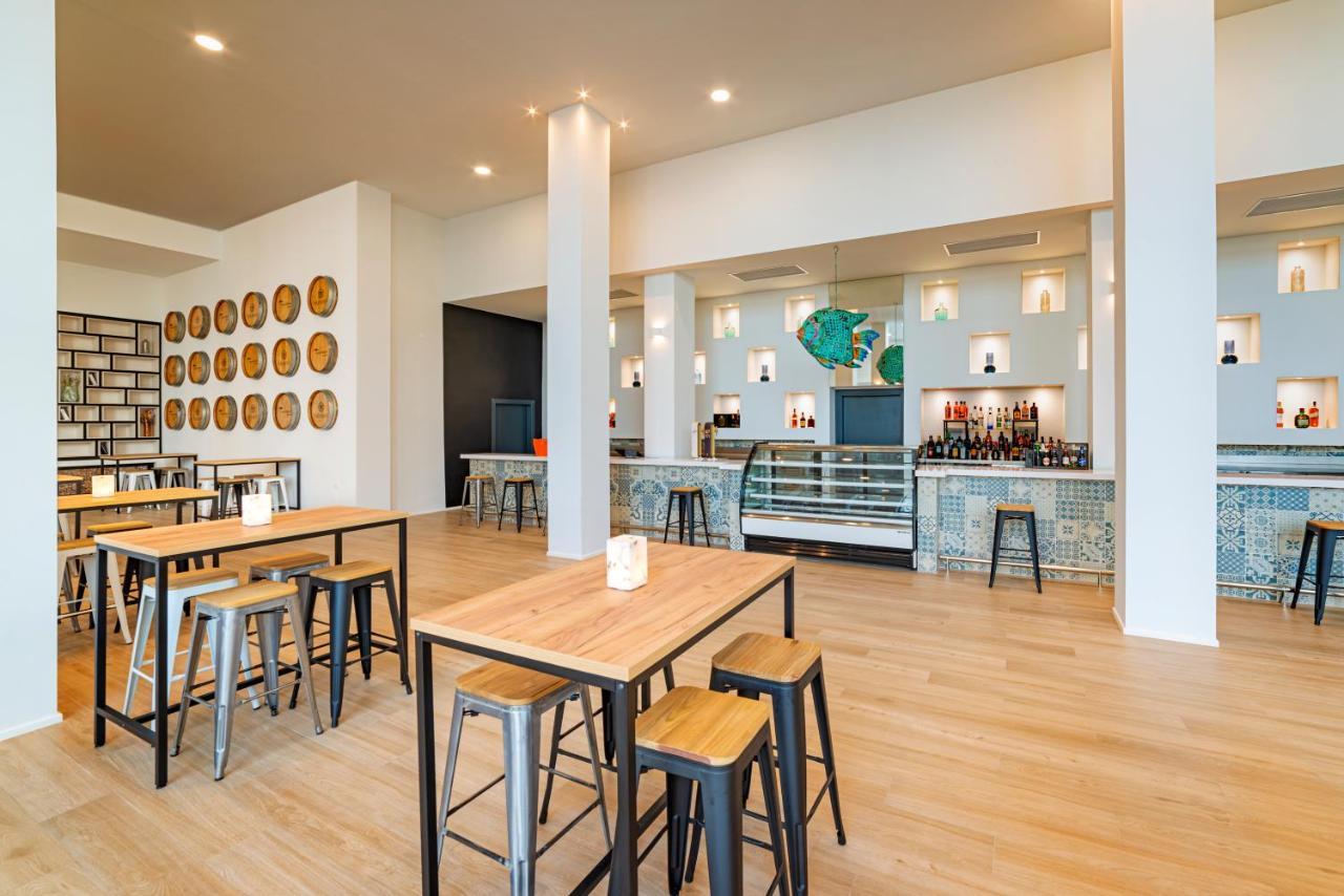 Cabogata Beach Hotel เรตามาร์ ภายนอก รูปภาพ The interior of the restaurant