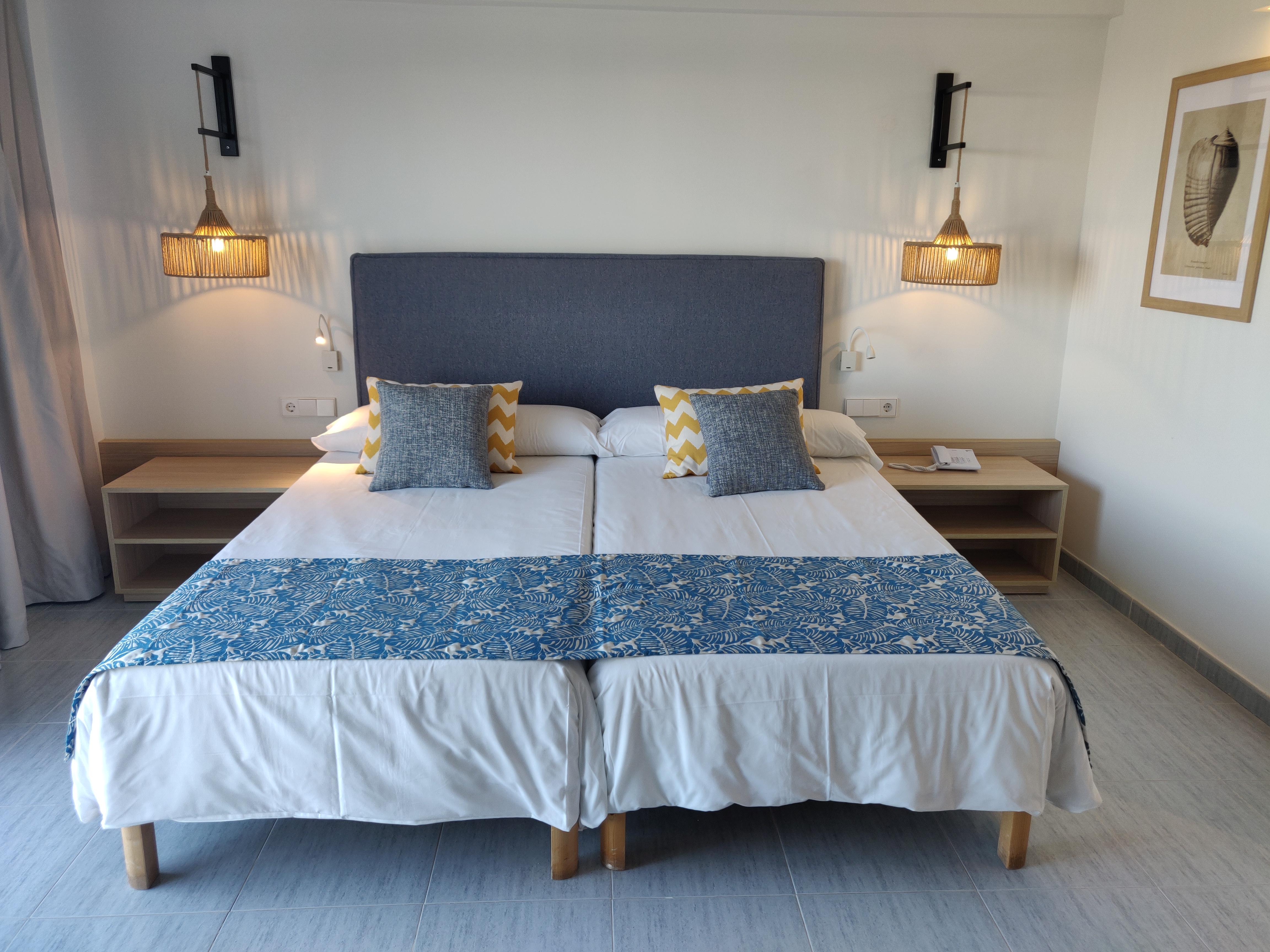 Cabogata Beach Hotel เรตามาร์ ภายนอก รูปภาพ A bedroom at the hotel