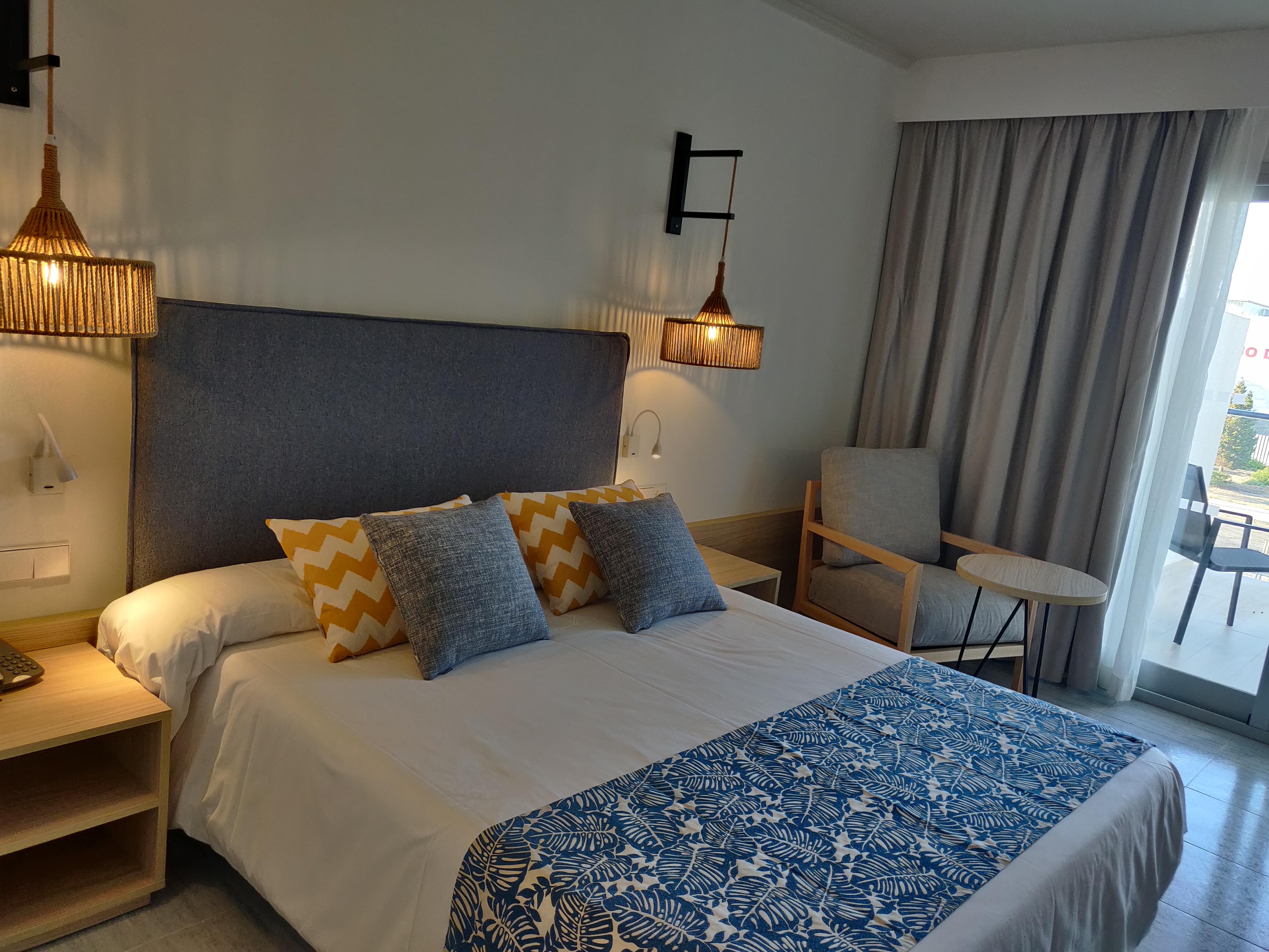 Cabogata Beach Hotel เรตามาร์ ภายนอก รูปภาพ A bedroom in a hotel