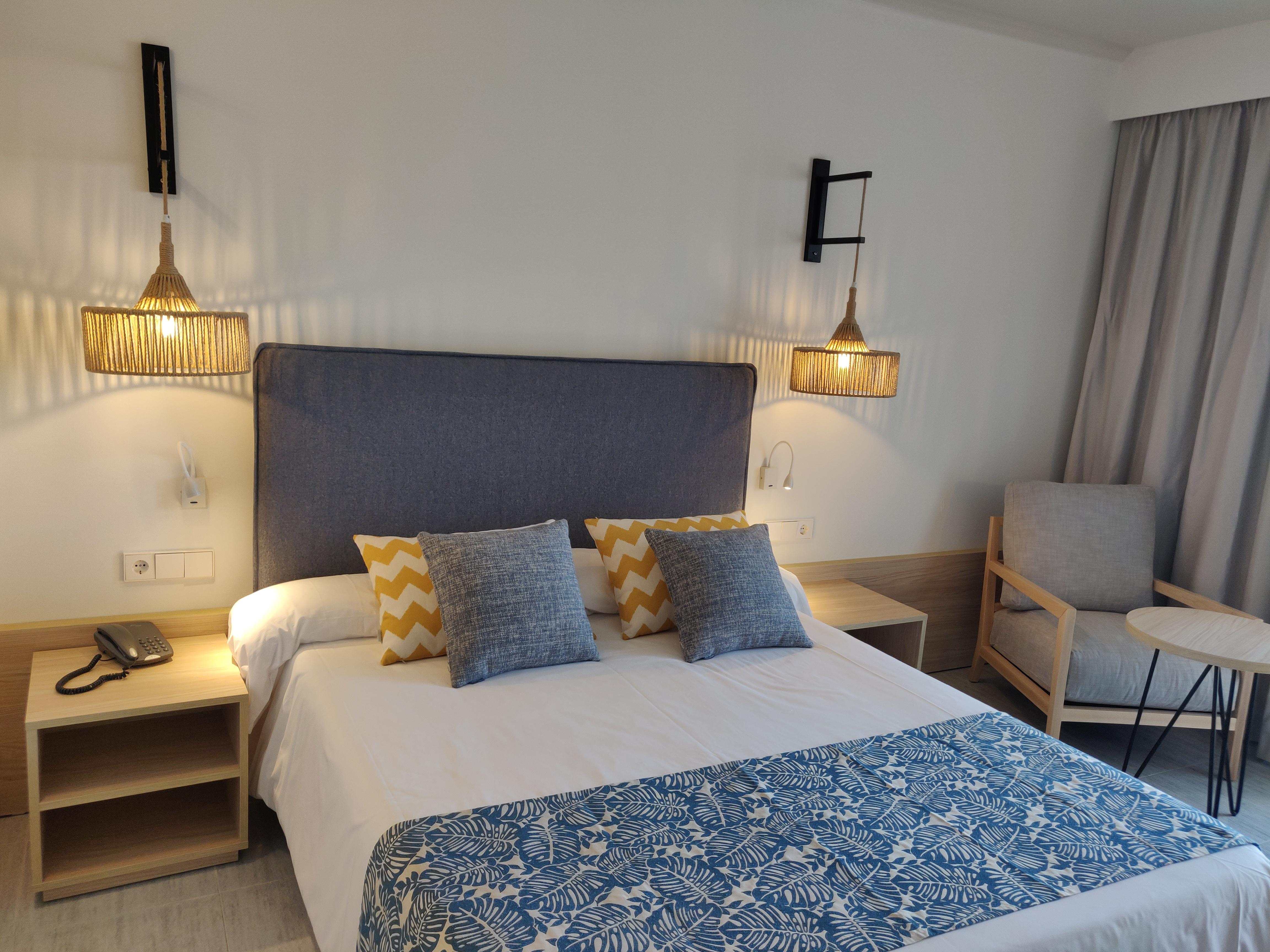 Cabogata Beach Hotel เรตามาร์ ภายนอก รูปภาพ A bedroom in a hotel