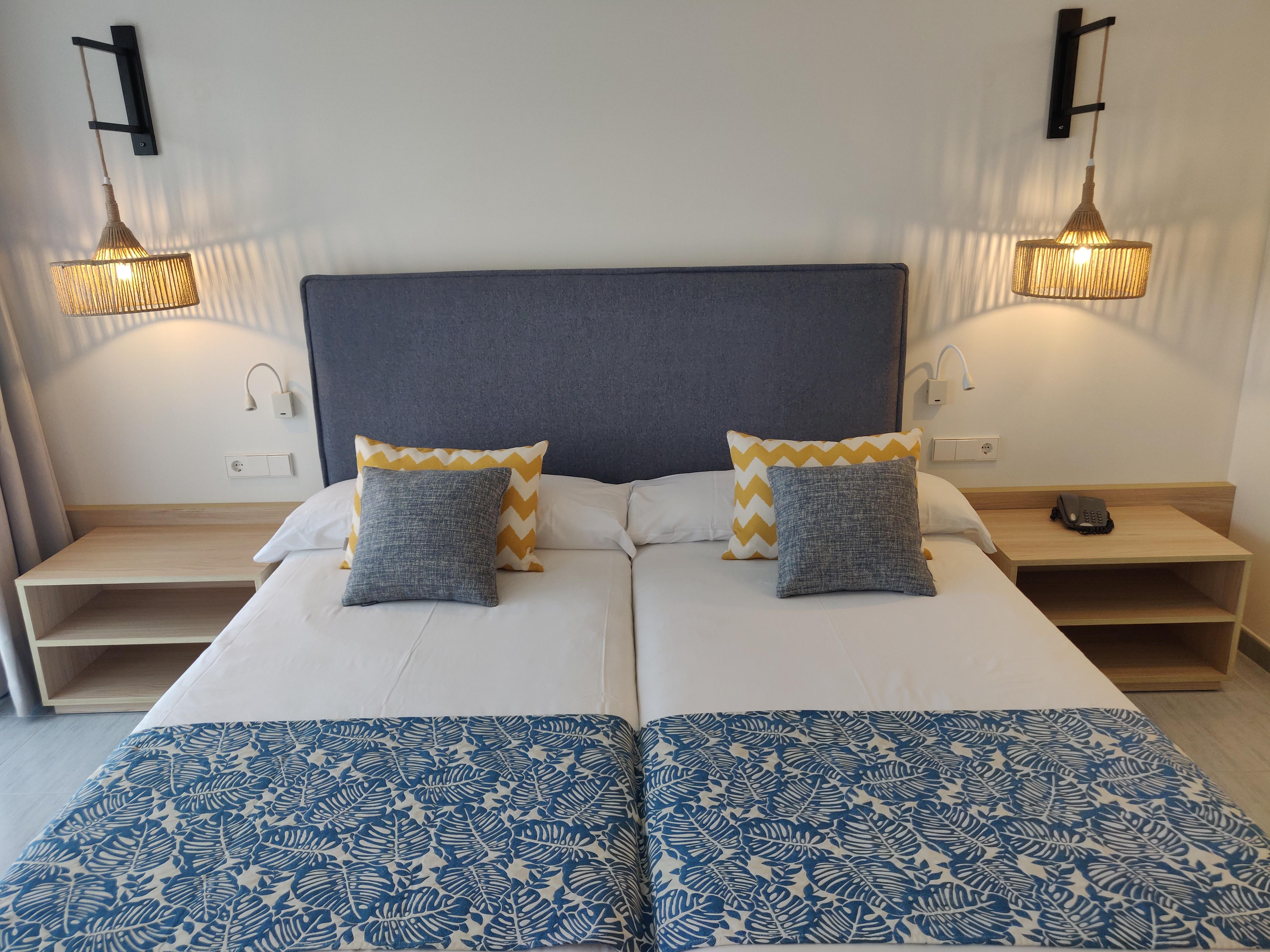 Cabogata Beach Hotel เรตามาร์ ภายนอก รูปภาพ A bedroom at the hotel