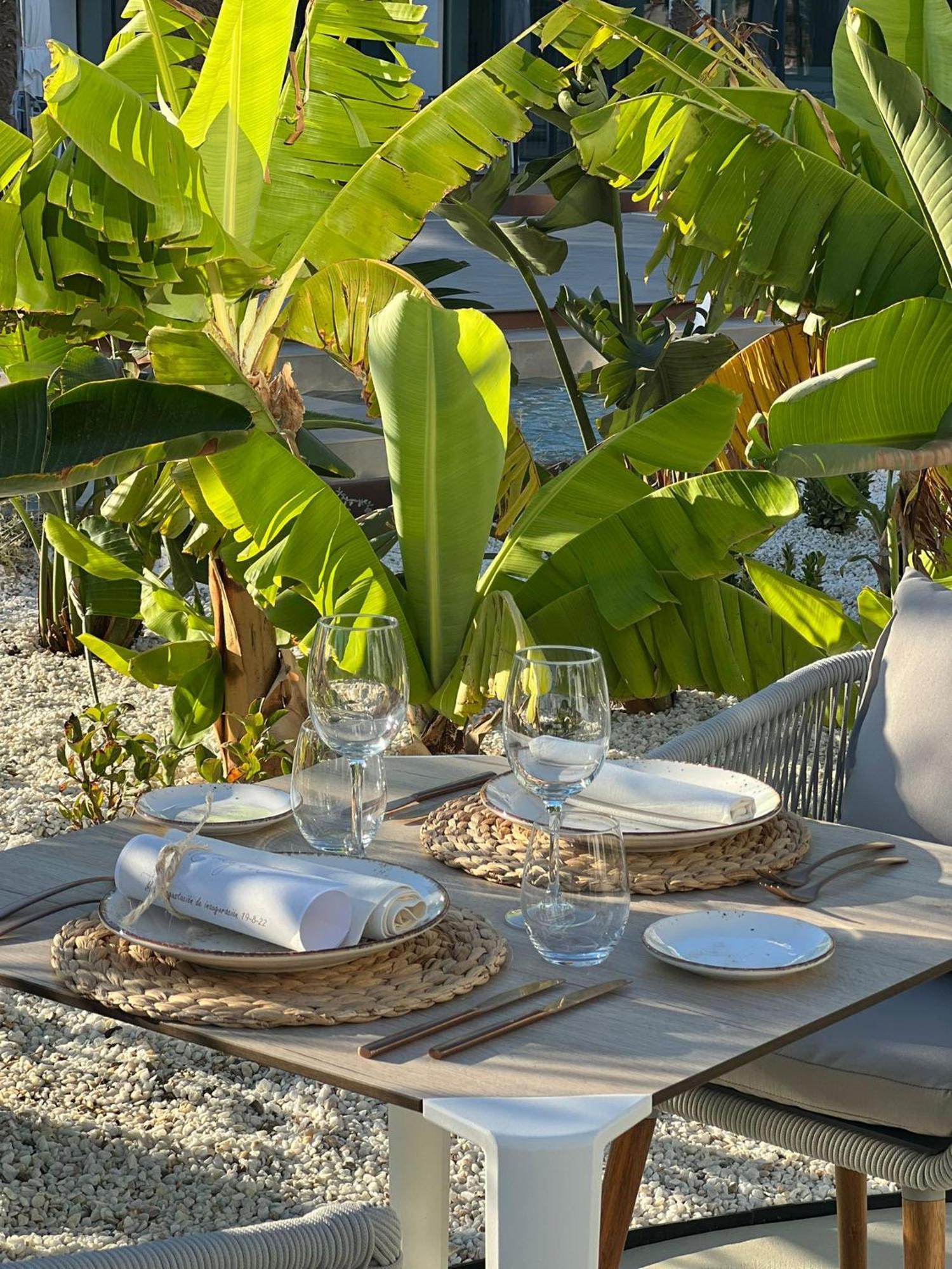 Cabogata Beach Hotel เรตามาร์ ภายนอก รูปภาพ A table set for a meal
