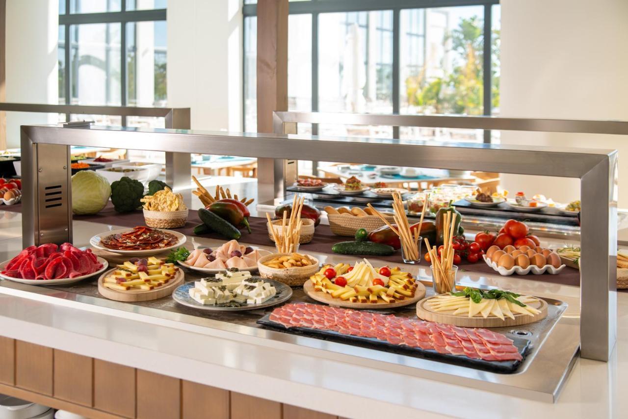 Cabogata Beach Hotel เรตามาร์ ภายนอก รูปภาพ A buffet at a hotel