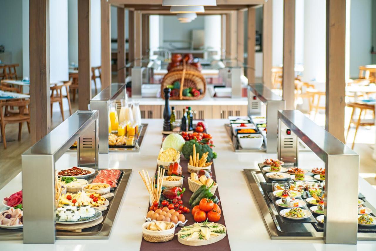 Cabogata Beach Hotel เรตามาร์ ภายนอก รูปภาพ A buffet at a hotel